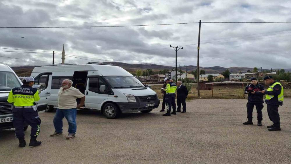 Bayburt&rsquo;ta okul servislerinin g&uuml;venliği kontrol edildi
