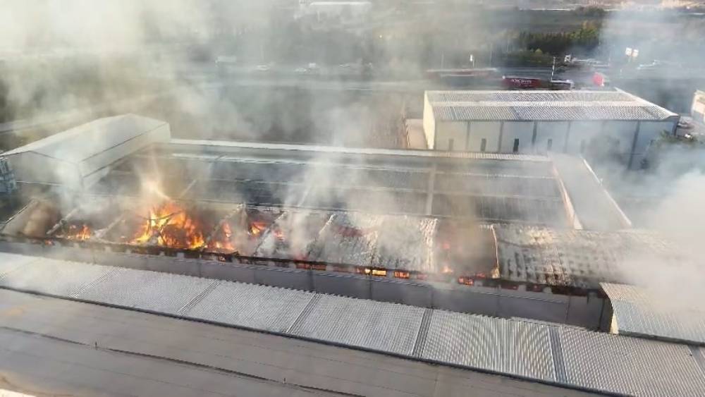 Bursa&rsquo;da mobilya fabrikasında b&uuml;y&uuml;k yangın...30 itfaiye ve tanker olay yerinde
