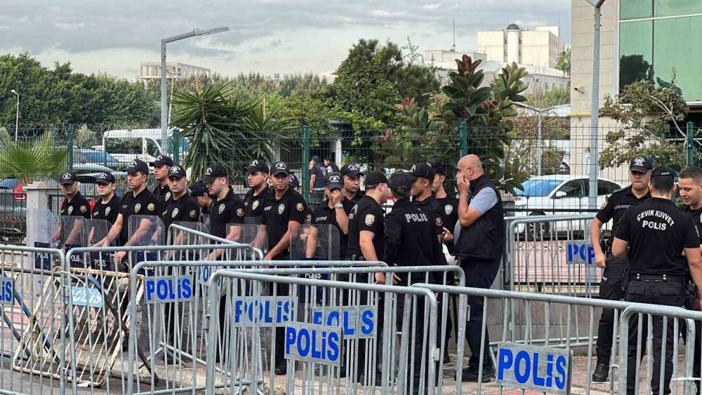 Mersin&rsquo;deki operasyonda 3 başkanla birlikte 59 ş&uuml;pheli adliyeye sevk edildi

