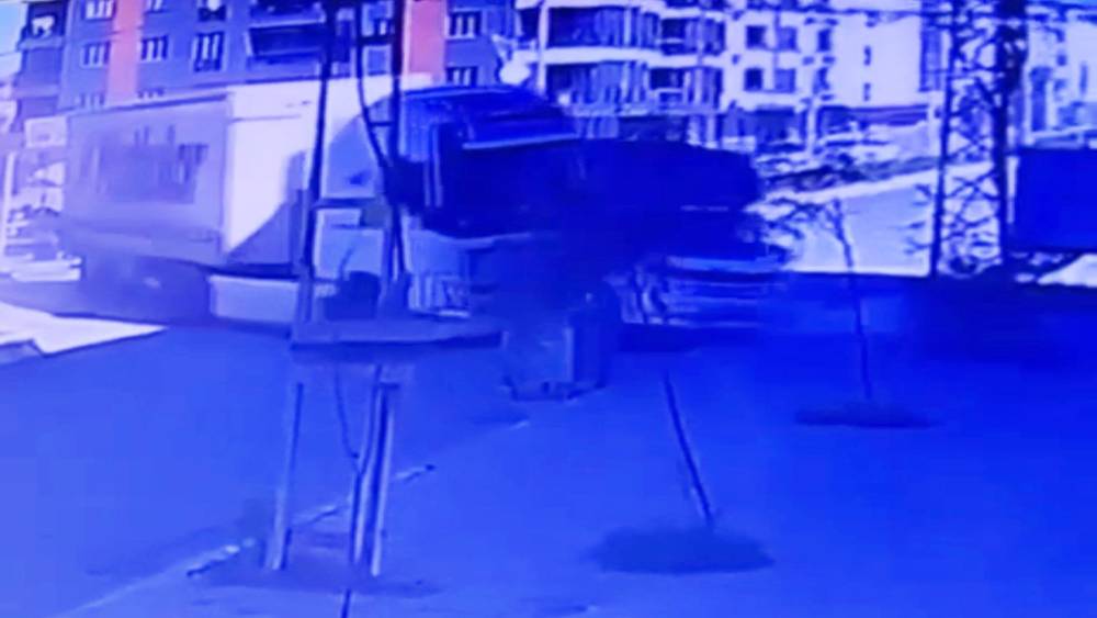 Iğdır&rsquo;da tırın hafif ticari aracı takip edip &ccedil;arptığı anlar kamerada
