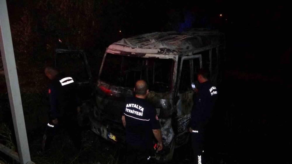 Antalya&rsquo;da park halindeki minib&uuml;s yandı
