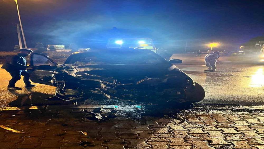 Ereğli&rsquo;de SUV tipi ara&ccedil; duvara &ccedil;arptı: 4 yaralı
