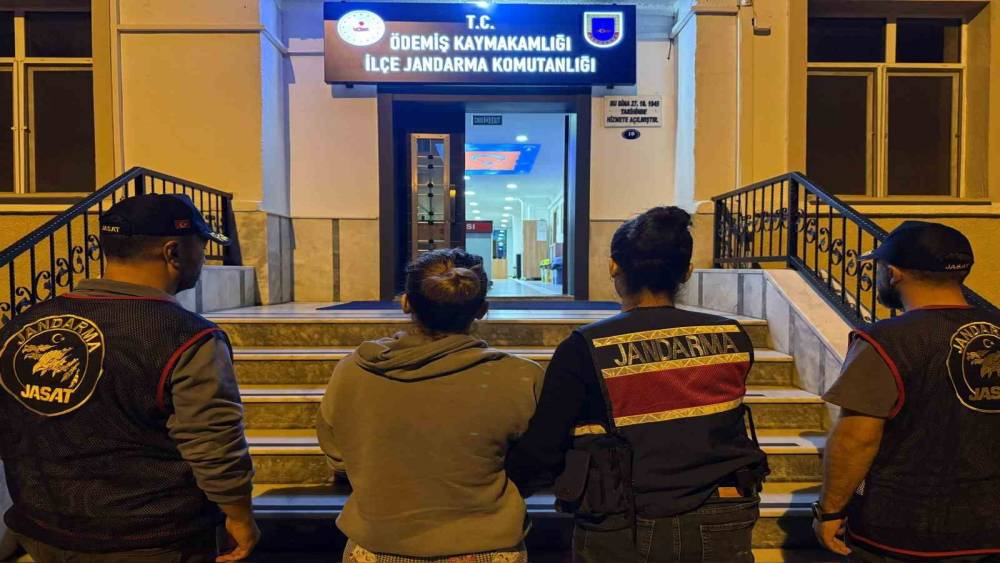 Firari kadın mutfaktaki gizli b&ouml;lmede yakalandı
