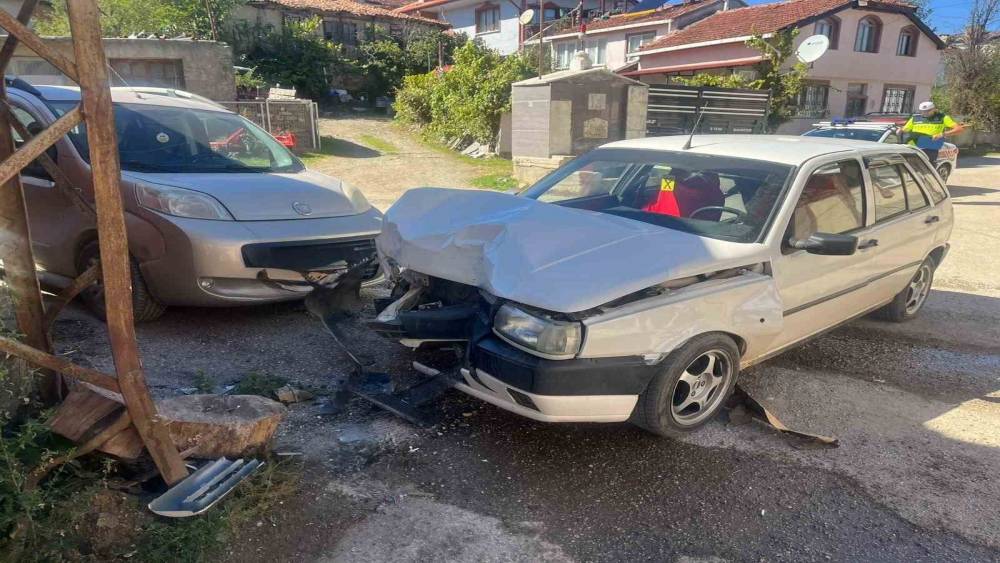 Bilecik&rsquo;te otomobil elektrik direğine &ccedil;arptı: 1 yaralı
