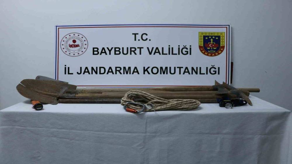 Bayburt&rsquo;ta izinsiz kazı yapan 6 ş&uuml;pheli su&ccedil;&uuml;st&uuml; yakalandı
