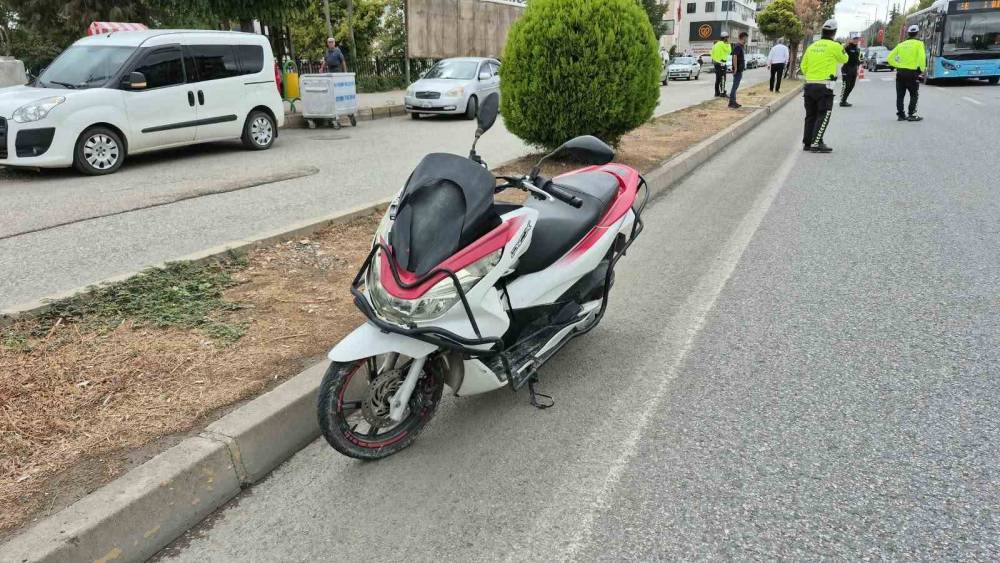 Motosiklet yayaya &ccedil;arptı: 1&rsquo;i ağır 2 yaralı
