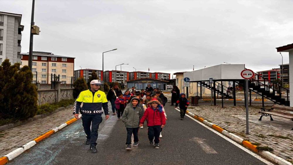 Kars&rsquo;ta miniklere trafik dersi: &Ouml;ğrenciler kuralları uygulamalı &ouml;ğrendi
