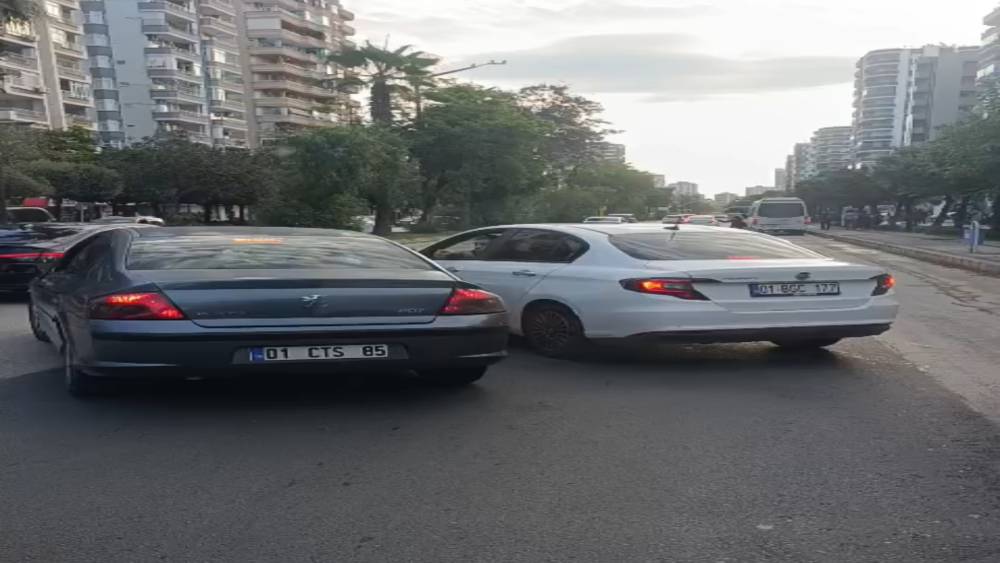 Trafikte tartışan iki s&uuml;r&uuml;c&uuml;, 180 bin liralık cezayı yememek i&ccedil;in ara&ccedil;larından inmedi
