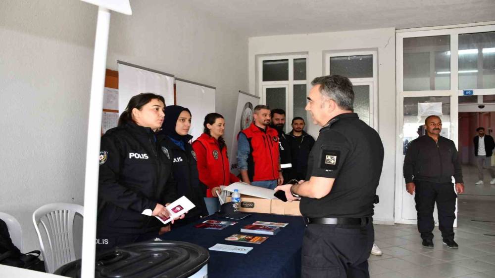 Kars Emniyet M&uuml;d&uuml;r&uuml; Tombul, &uuml;niversiteli gen&ccedil;lerle bir araya geldi
