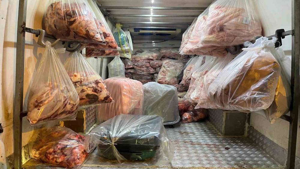 Otoyolda durdurulan kamyonetten 2 ton 809 kilo et ve sakatat &ccedil;ıktı
