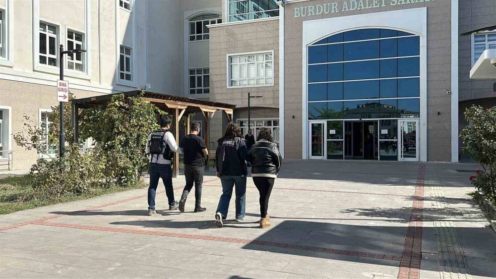 Burdur&rsquo;da 3 bin 97 kullanımlık uyuşturucuyla yakalanan 2 ş&uuml;pheli tutuklandı

