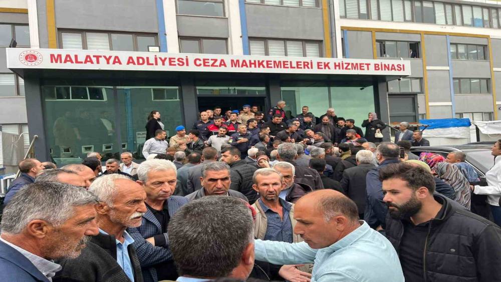 Kadın cinayeti davasında adliye &ouml;n&uuml;nde gerginlik
