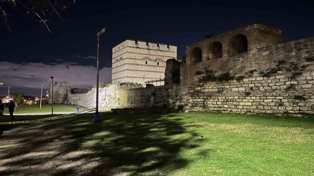Zeytinburnu&rsquo;nda surların &ouml;n&uuml;nde erkek cesedi bulundu
