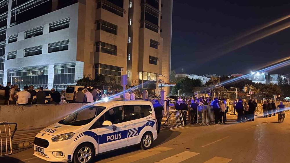 Mersin&rsquo;de Başkan Se&ccedil;er dahil 3 belediye başkanı tutuklama talebiyle mahkemeye sevk edildi
