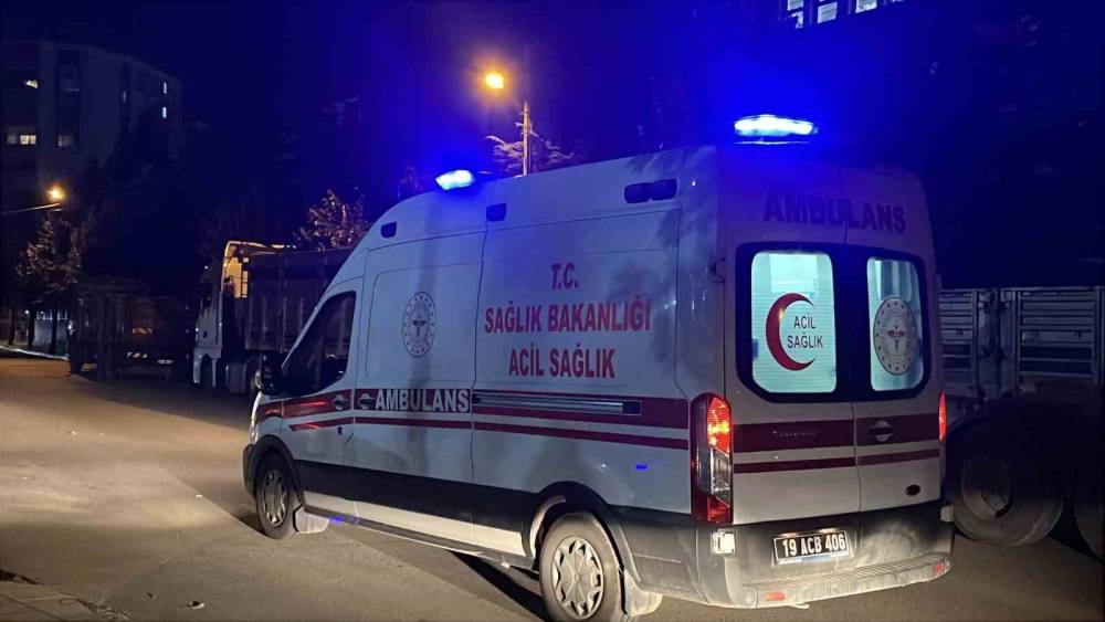 &lsquo;Dur&rsquo; ihtarına uymayan motosiklet polis memuruna &ccedil;arptı
