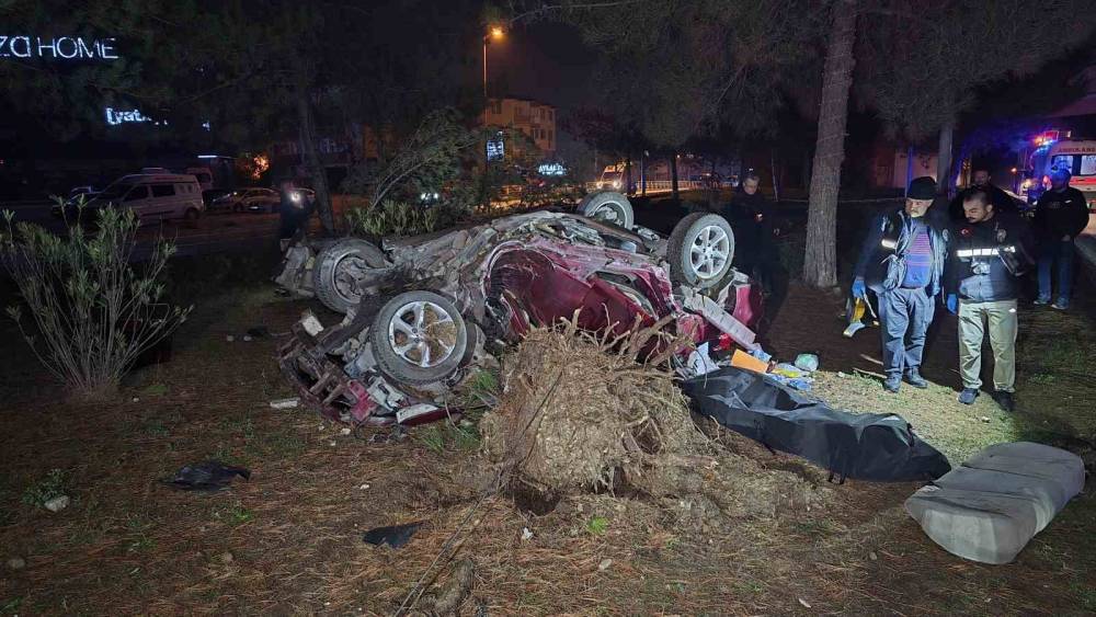Otomobil, takla atarak çarptığı ağacı kökünden söktü: 1 ölü
