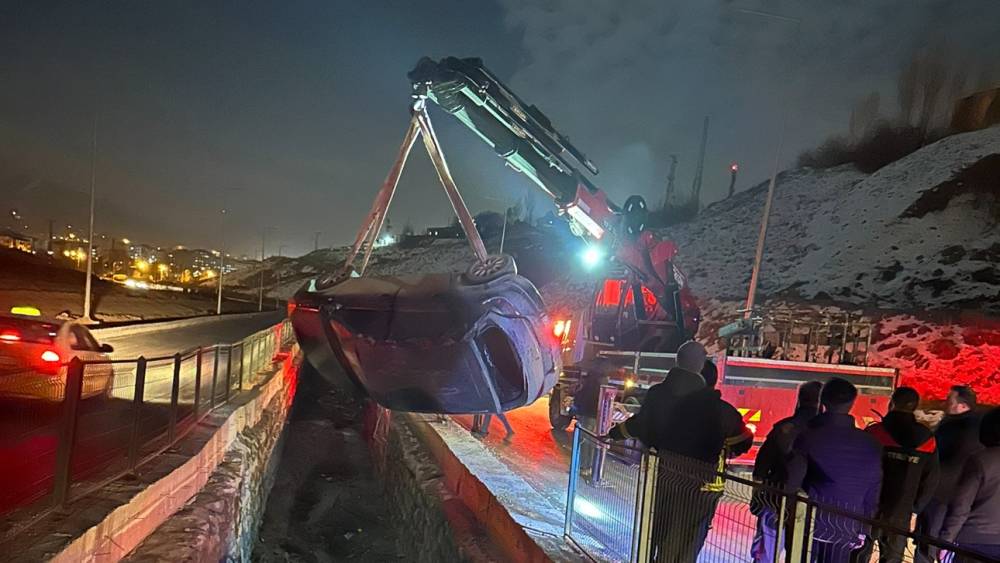 Kontrolden çıkan otomobil su kanalına düştü: 1 yaralı
