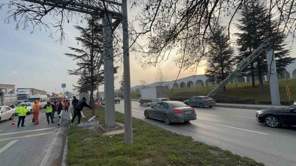 Damperi açık tır PTS direğini devirdi, facia kıl payı atlatıldı
