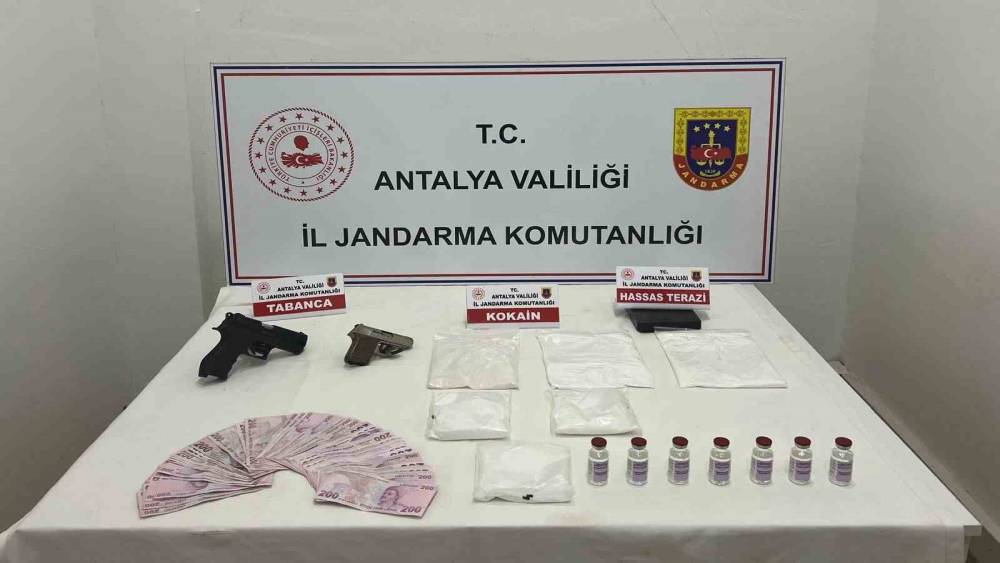Antalya’da jandarmadan 3 eve uyuşturucu baskını
