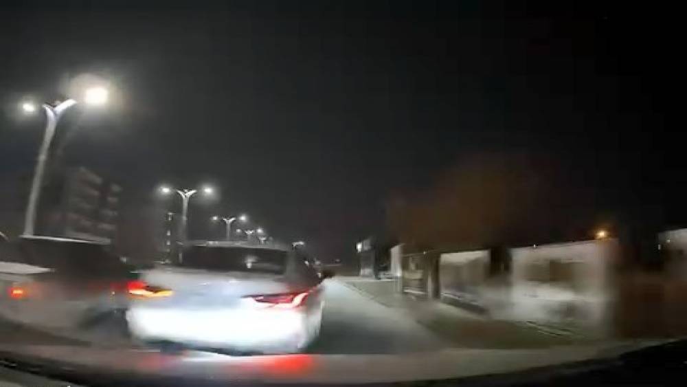 Makas atıp araca çarptı, bir şey olmamış gibi olay yerinden kaçtı
