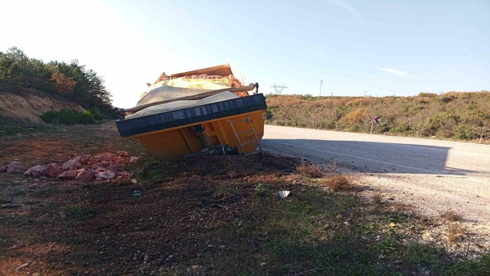 Tırın dorsesi koptu, facia ucuz atlatıldı
