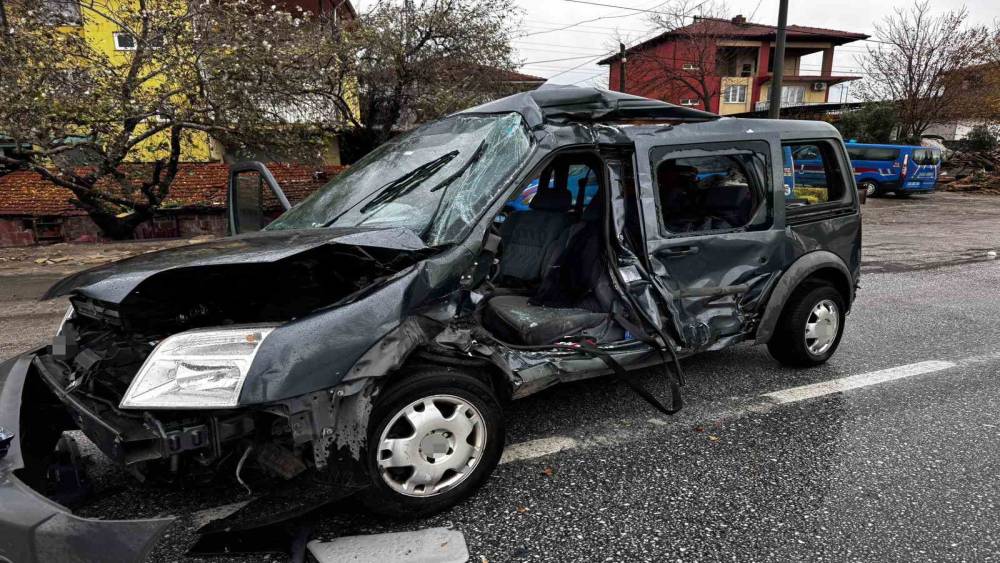 Kamyonun çarptığı hafif ticari araç 50 metre savruldu: 1 ölü, 2 yaralı
