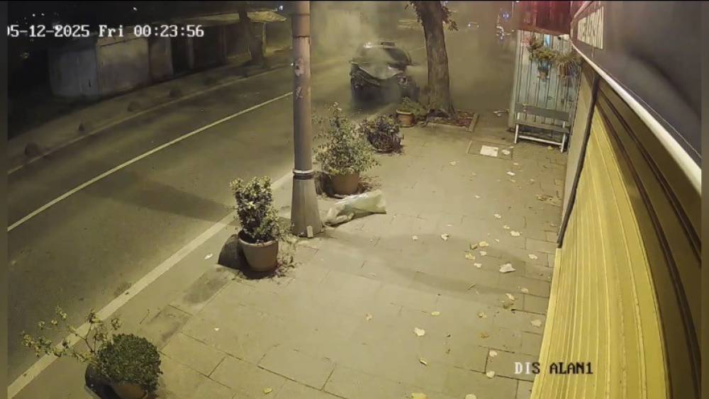 Beykoz’da ehliyetsiz sürücünün kullandığı otomobil ağaca çarpıp yola savruldu: 2 yaralı
