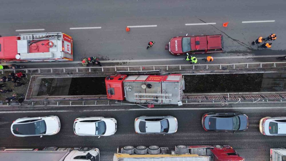 Yüksek gerilim tellerine ramak kala, itfaiye aracı köprü arasında sıkıştı: 3 personel yaralı
