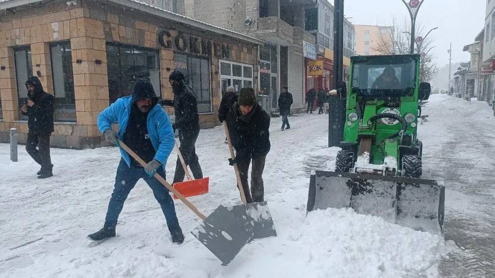Diyadin&rsquo;de karla m&uuml;cadele &ccedil;alışmaları devam ediyor
