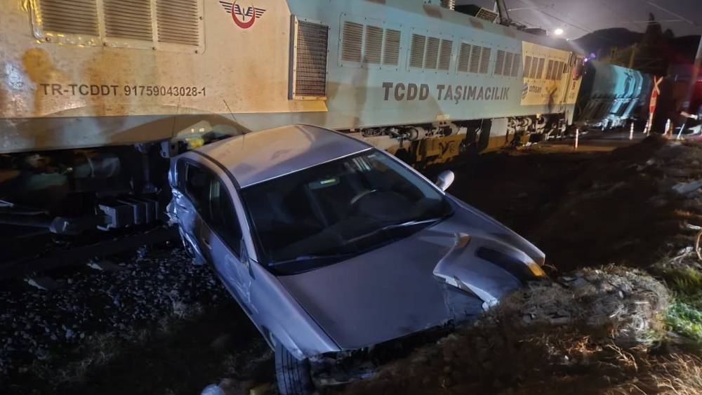 Osmaniye&rsquo;de hemzemin ge&ccedil;itte tren ile otomobil &ccedil;arpıştı
