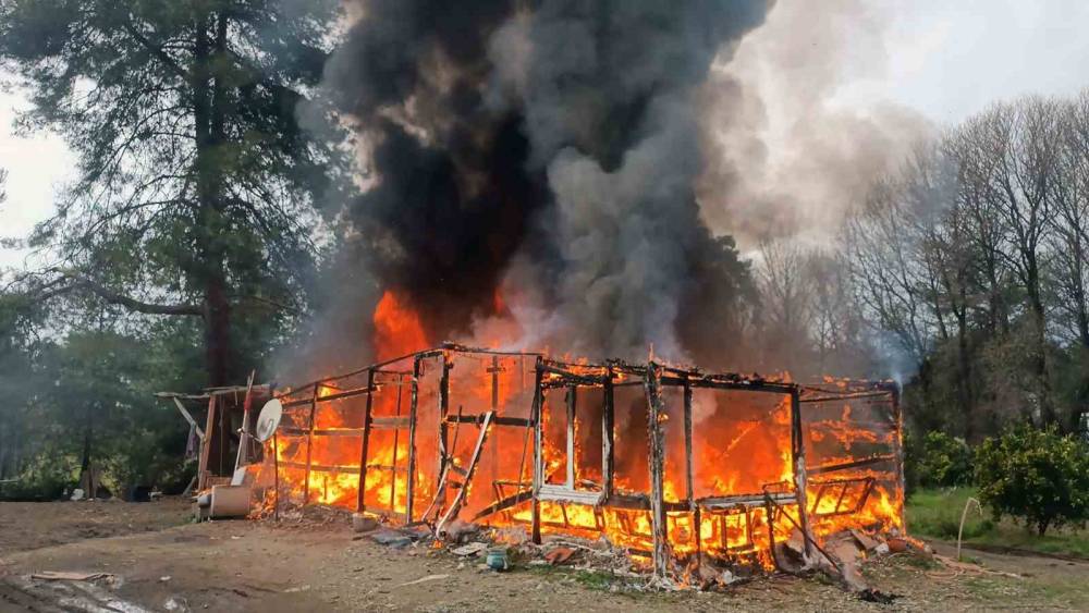 Hasır ev alevlere teslim oldu
