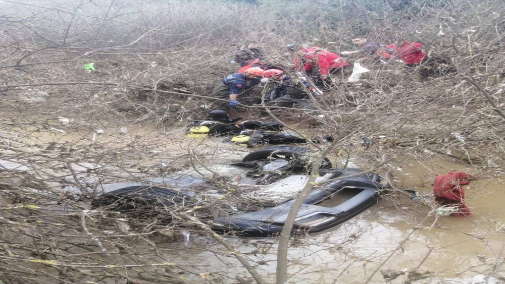 İzmir&rsquo;de otomobil dereye u&ccedil;tu: 2 kız kardeş hayatını kaybetti
