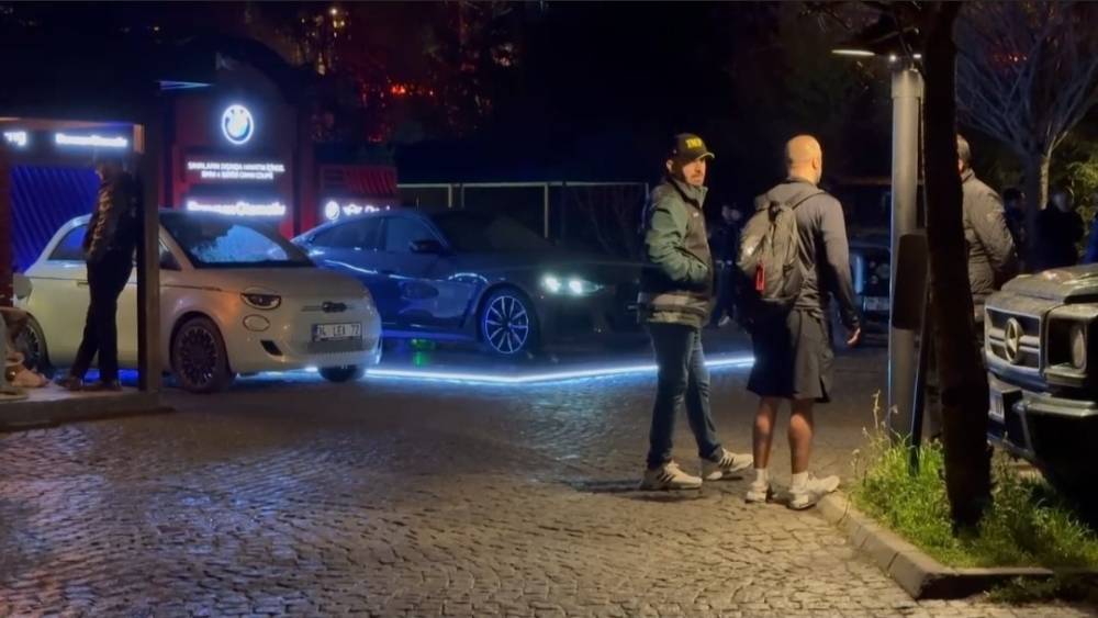 Beşiktaş&rsquo;ta &uuml;nl&uuml;lerin gittiği spor salonuna polis baskını
