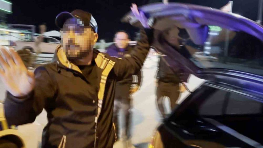 Direksiyon başında alkoll&uuml; yakalandı, polise "Problemli olan sizsiniz" dedi
