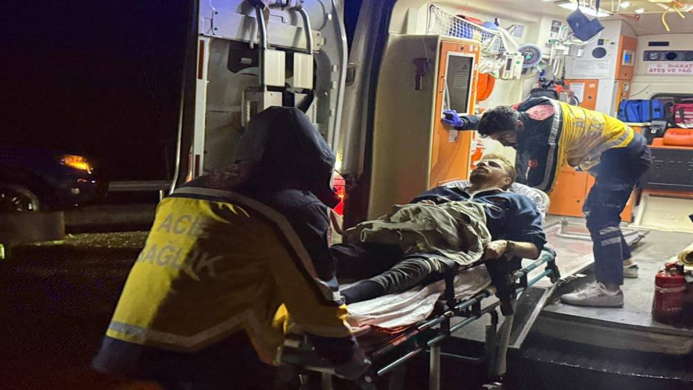 &Ouml;nce ref&uuml;je ardından bariyerlere &ccedil;arptı: 2 yaralı
