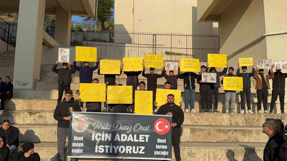 Marmaris&rsquo;te teknedeki kavgada hayatını kaybeden gencin davası başladı: Adliye &ouml;n&uuml;nde "adalet istiyoruz" sesi y&uuml;kseldi
