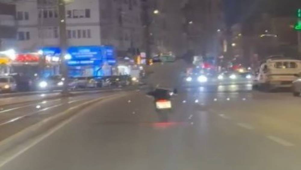 Tek teker kaldıran motosikletli trafiği b&ouml;yle tehlikeye attı
