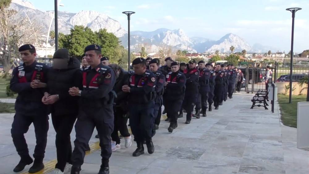 Antalya merkezli 3 ilde g&ouml;zaltına alınan 25 ş&uuml;pheliden 14&rsquo;&uuml; adliyeye sevk edildi
