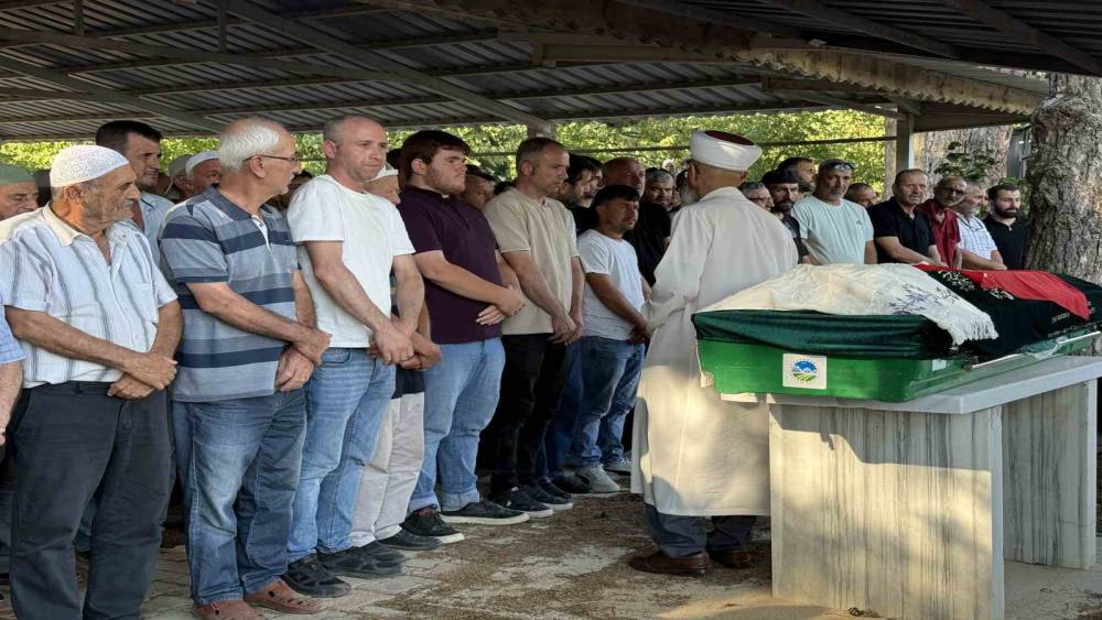 &Ouml;ld&uuml;r&uuml;len oğlunun doğum g&uuml;n&uuml;n&uuml; mezarı başında kutladı
