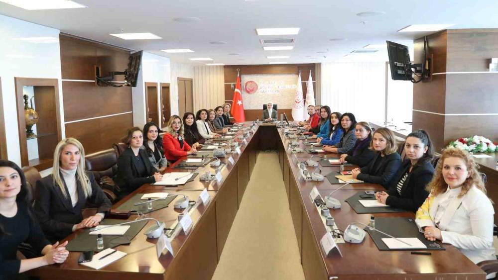 Bakan G&ouml;ktaş, baroların kadın ve &ccedil;ocuk hakları komisyonu temsilcileriyle bir araya geldi
