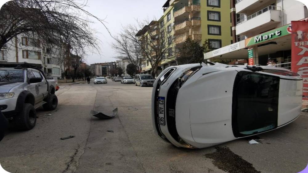 Park halindeki araca &ccedil;arpan otomobil devrildi

