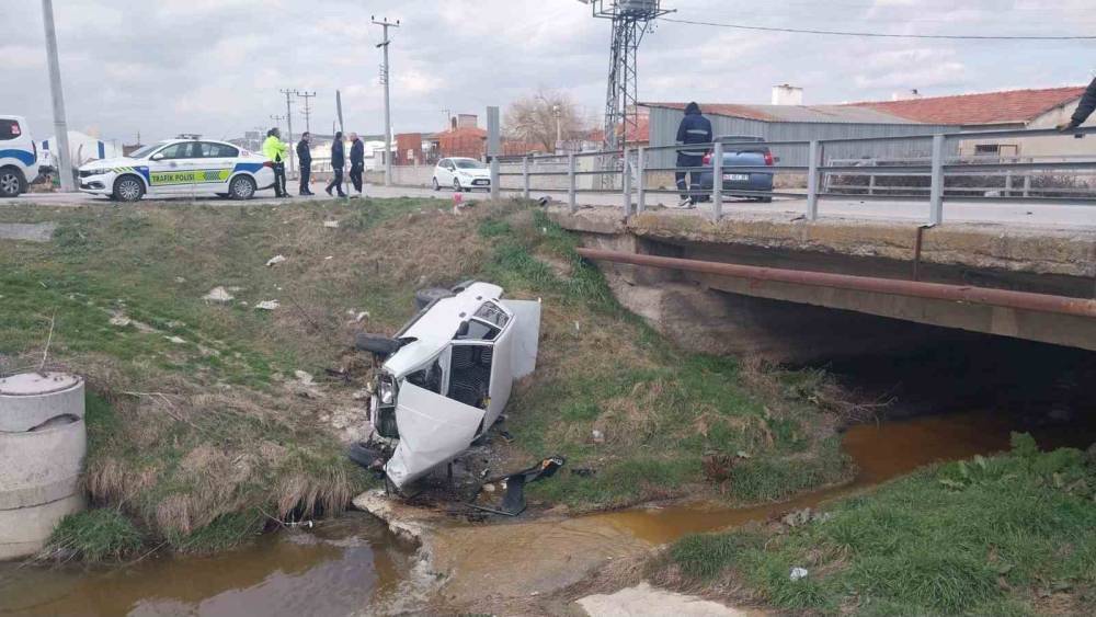 K&uuml;tahya&rsquo;da otomobille &ccedil;arpışan ara&ccedil; dereye u&ccedil;tu: 3 yaralı
