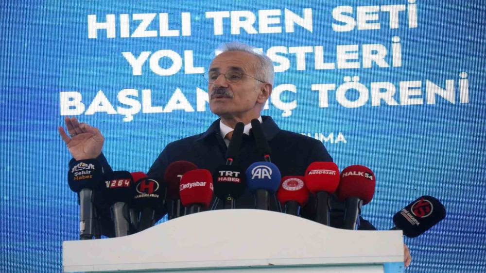Bakan Uraloğlu: "T&uuml;rkiye&rsquo;nin 225 kilometre hıza sahip milli elektrikli hızlı trenimizin yol testlerini bug&uuml;n resmen başlatıyoruz"
