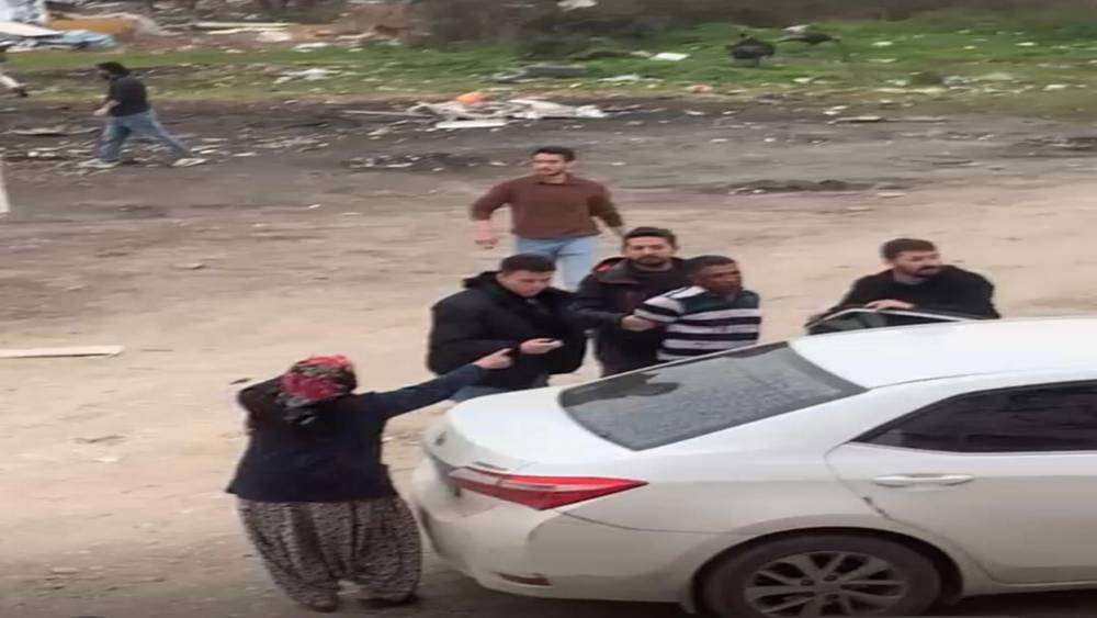 Sakarya&rsquo;da hareketli dakikalar: Firariyi vermemek i&ccedil;in polise direndiler
