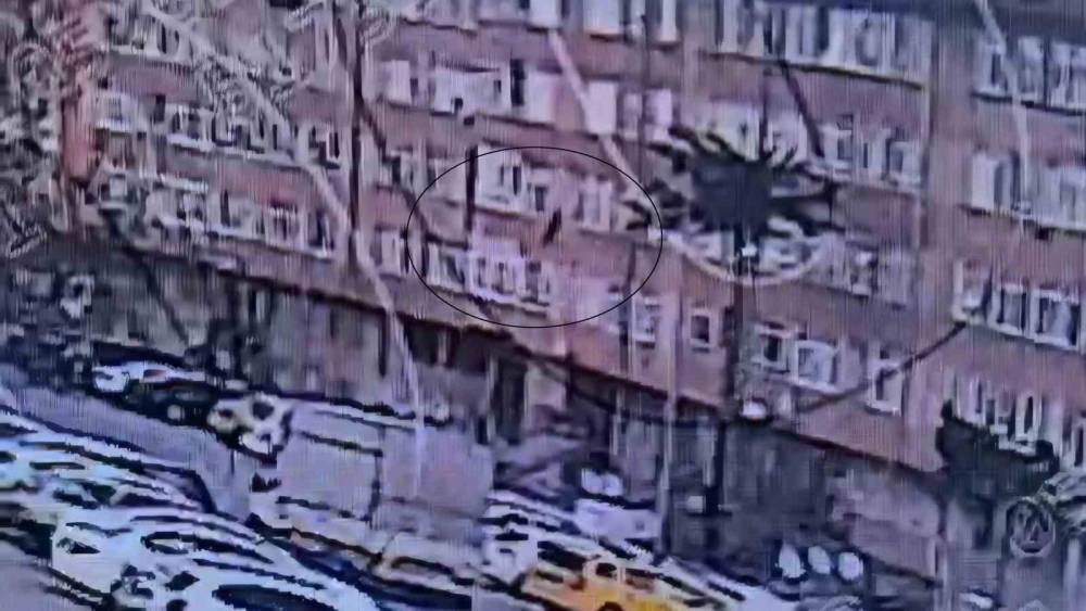 Kayseri&rsquo;de 5. kattan atlayan bir kişi hayatını kaybetti: O anlar kamerada
