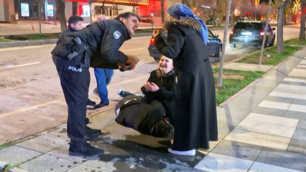 Yaralı oğlunun başındaki annenin feryadı y&uuml;rekleri dağladı
