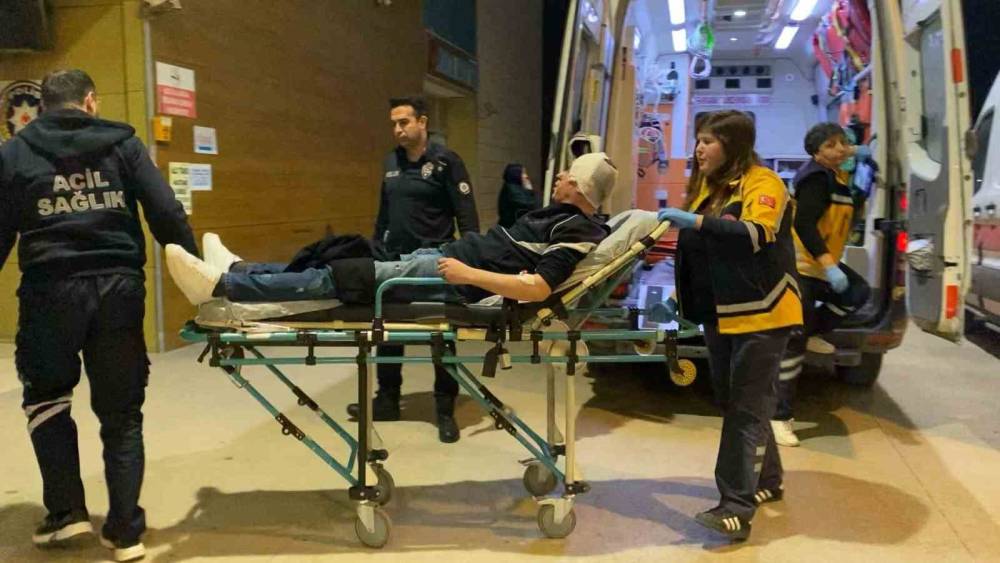 Bursa&rsquo;da 3 kişi sopalarla darp edildi
