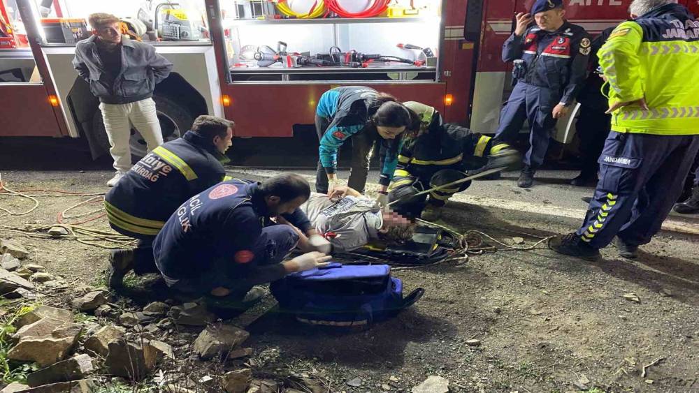 U&ccedil;urumdan deniz kıyısına yuvarlanan otomobilde 3 kişi yaralandı
