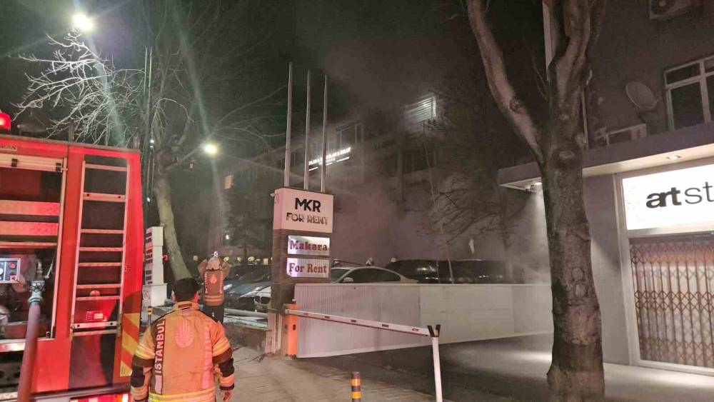 Beşiktaş&rsquo;ta ara&ccedil; kiralama şirketinde &ccedil;ıkan yangında yaklaşık 100 milyon değerinde 15 ara&ccedil; alevlere teslim oldu
