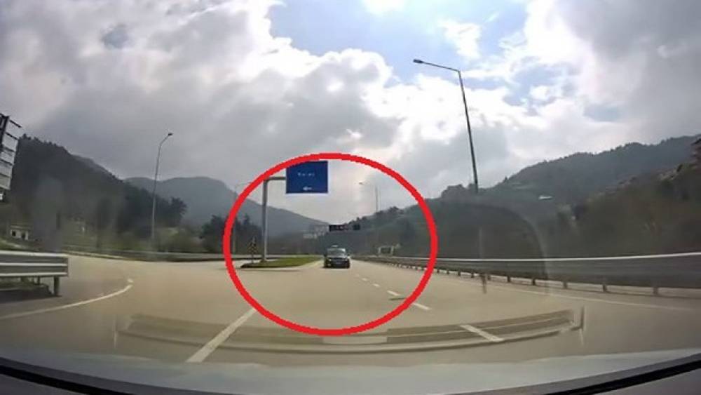 Ters y&ouml;nden gelen ara&ccedil; faciayı b&ouml;yle teğet ge&ccedil;ti
